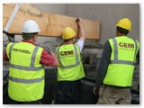 15 Guiding the truss into the attachment on the side wall